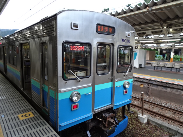 伊豆急8000系熱海にて出発を待つ