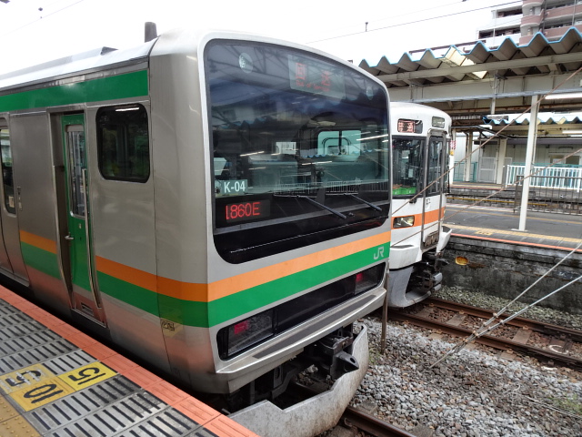 E231系国府津にて出発を待つ