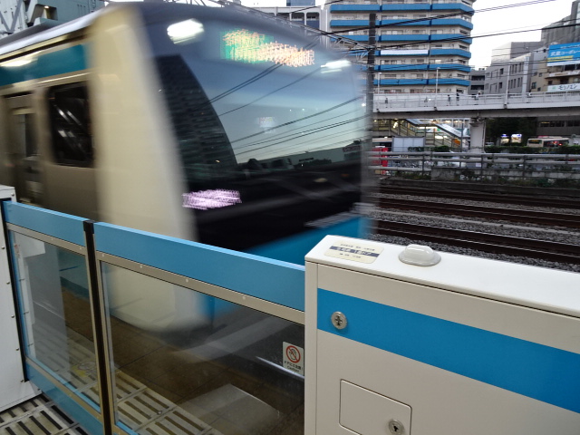 E233系1000番台東神奈川入線