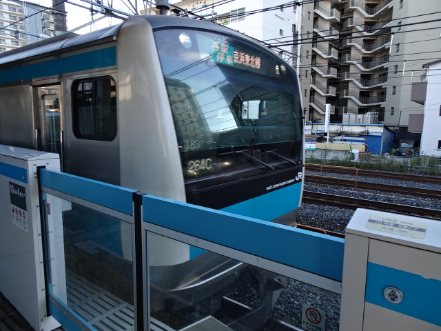 E233系1000番台南浦和入線