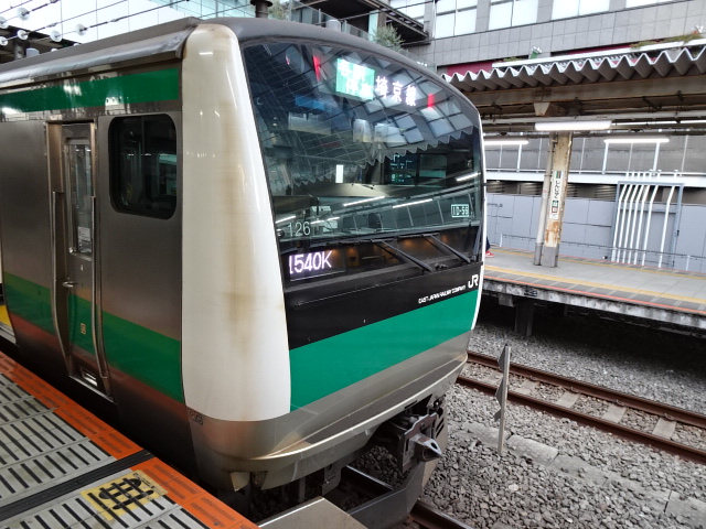 E233系7000番台新宿にて出発を待つ